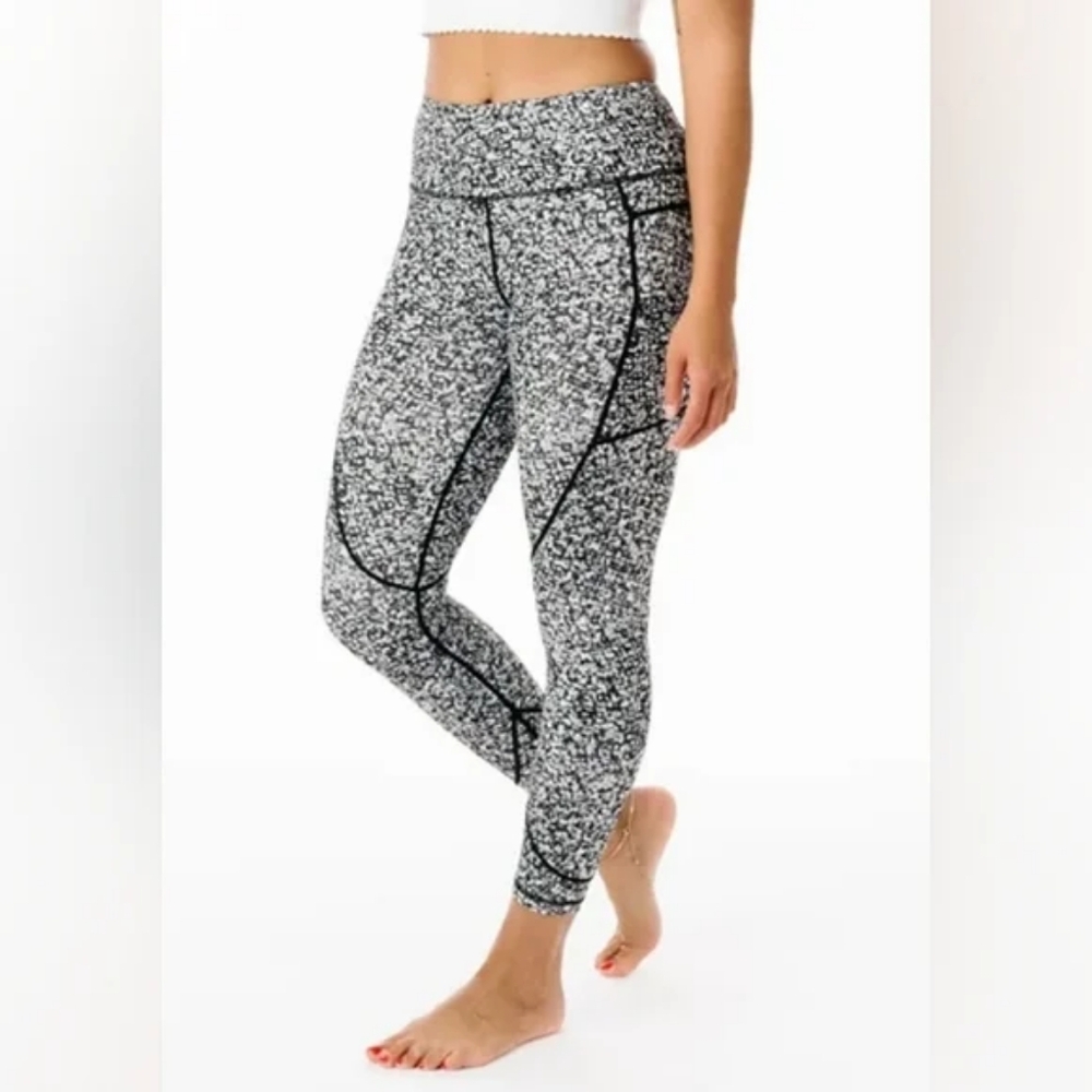 Zyia Active ~ Black & White Mosaic Pocket Soft n Snug Mid-Rise Leggings NWOT